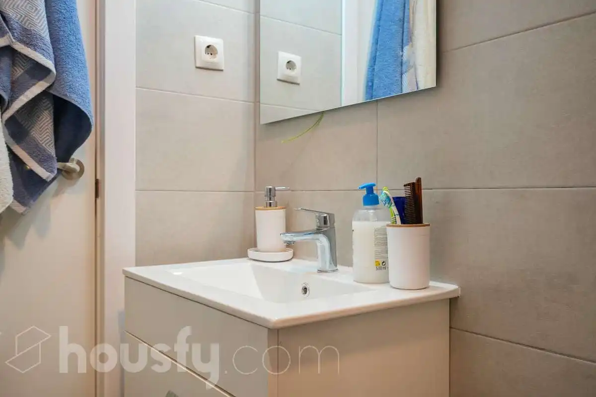 Bathroom of Flat for sale in Madrid  with Air Conditioner, Storage room and Furnished