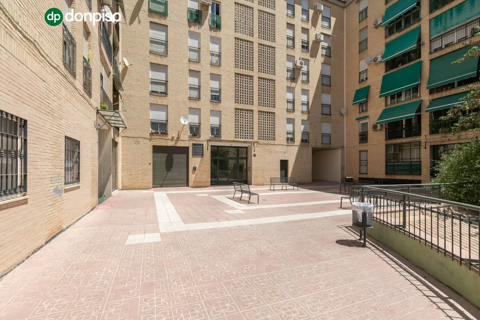 Vista exterior de Piso en venta en Granada con Calefacción