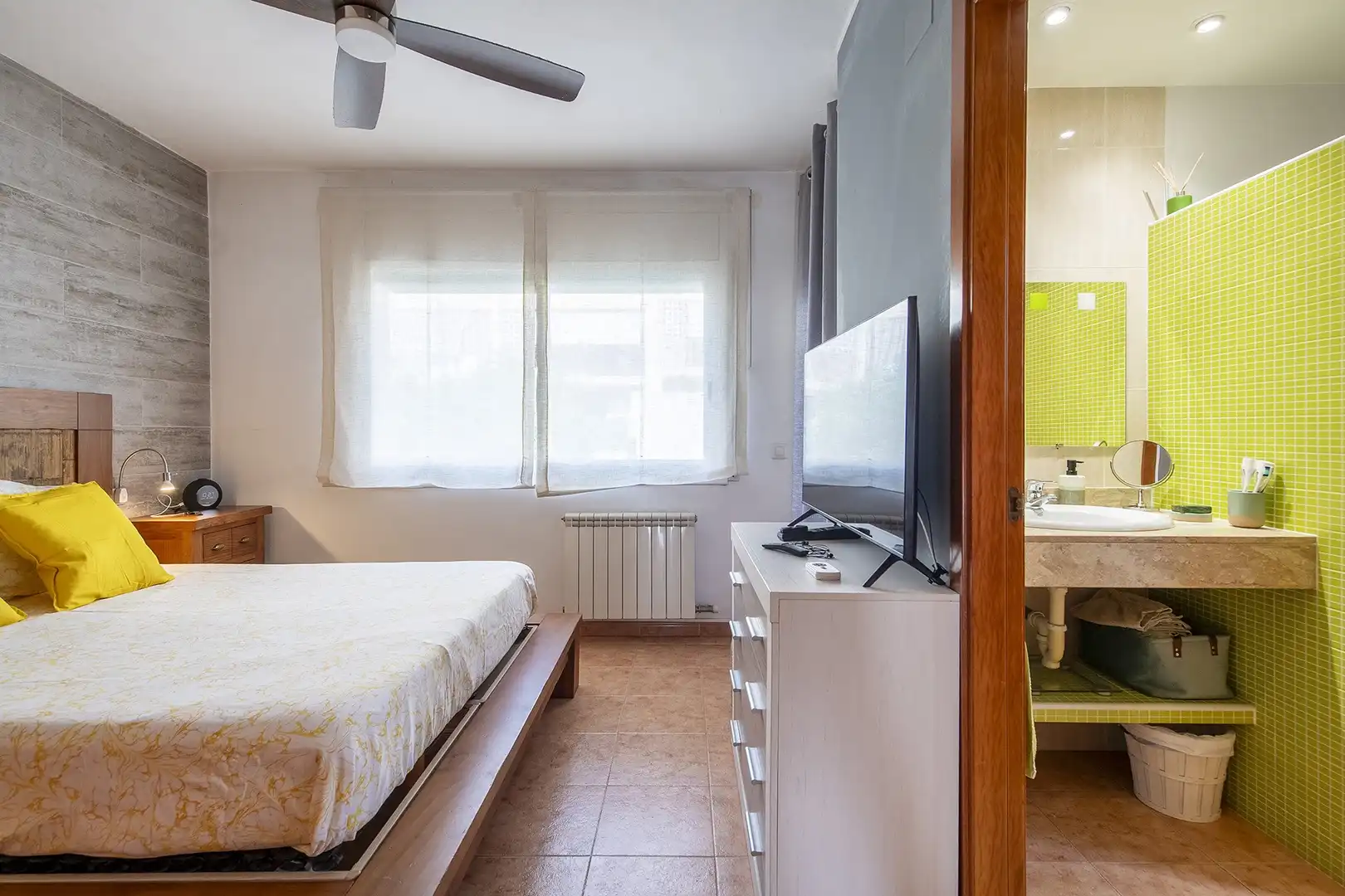 Habitación de Casa adosada en venta en Sant Julià de Ramis con Aire acondicionado, Calefacción y Terraza