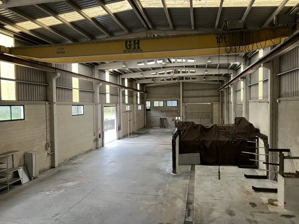 Industrial buildings for rent in Cambre 