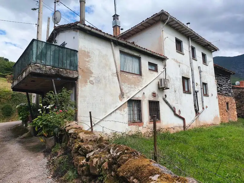 Vista exterior de Casa o chalet en venta en Belmonte de Miranda con Amueblado