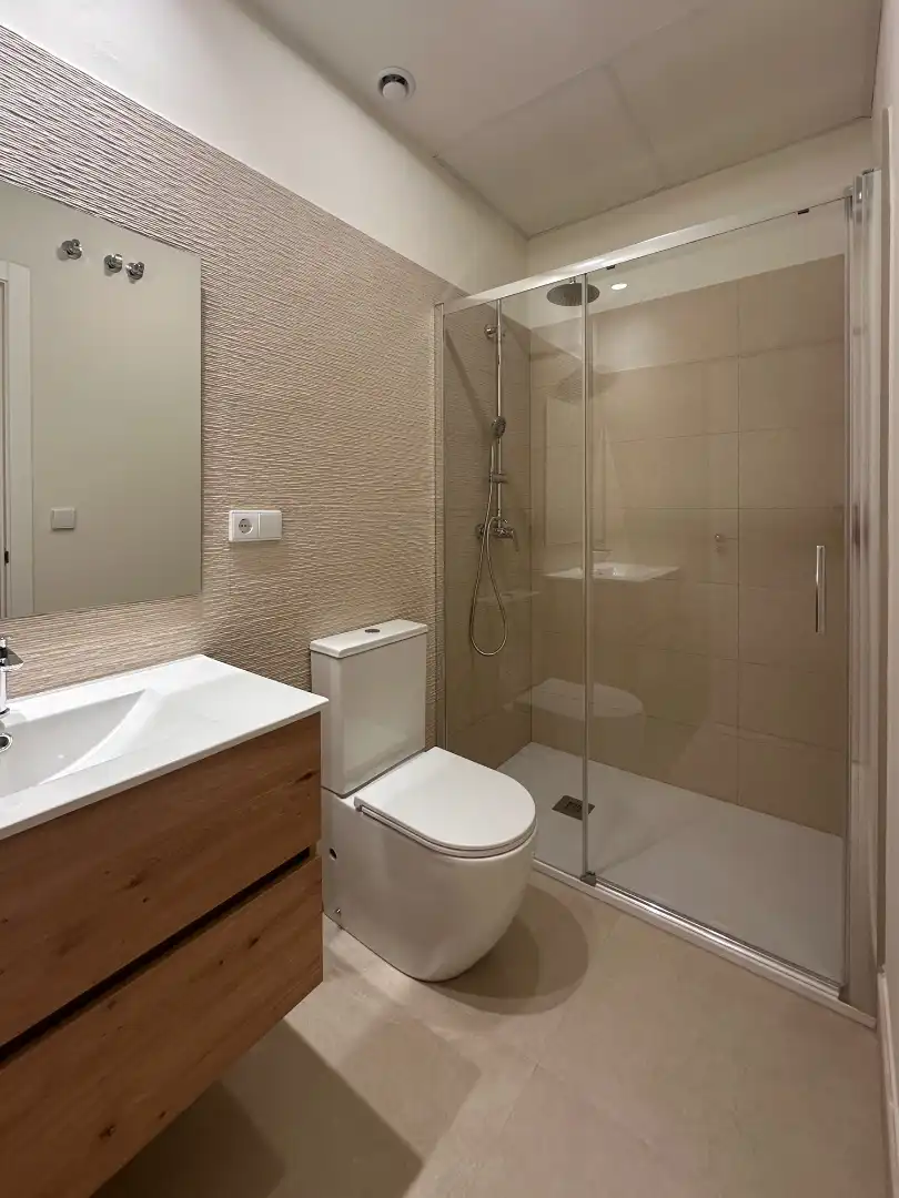 Bathroom of Flat for sale in Sevilla  with Air Conditioner, Furnished and Oven