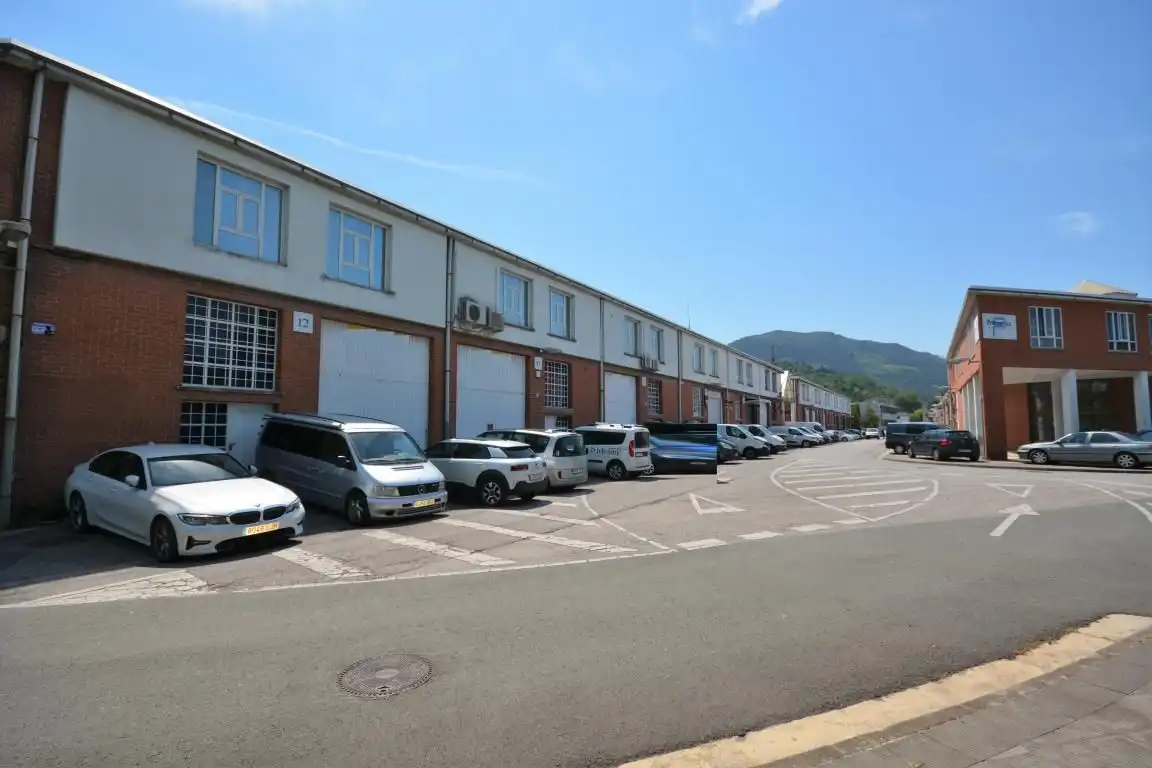 Vista exterior de Nau industrial en venda en Lasarte-Oria