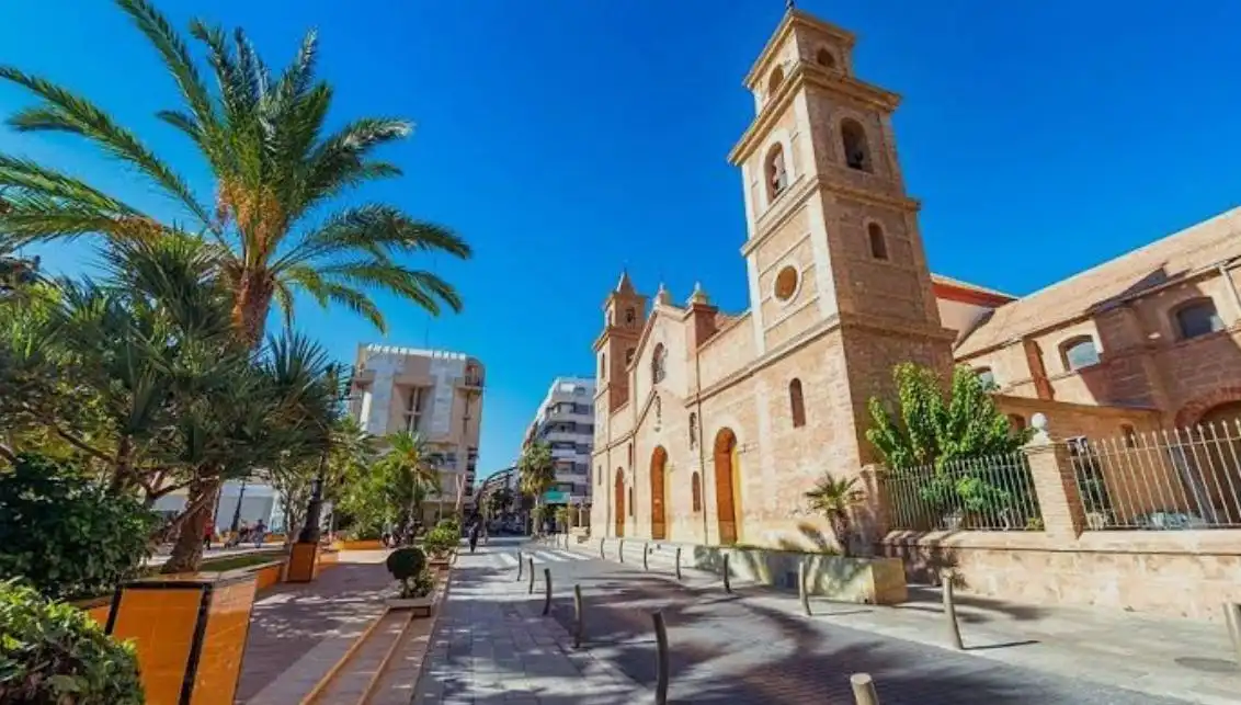 Vista exterior de Casa adosada en venda en Torrevieja