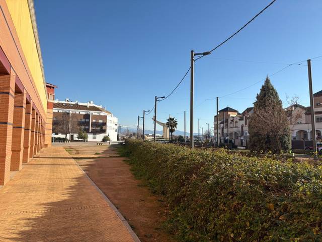 Local comercial en Alquiler en Avenida de América en Atarfe