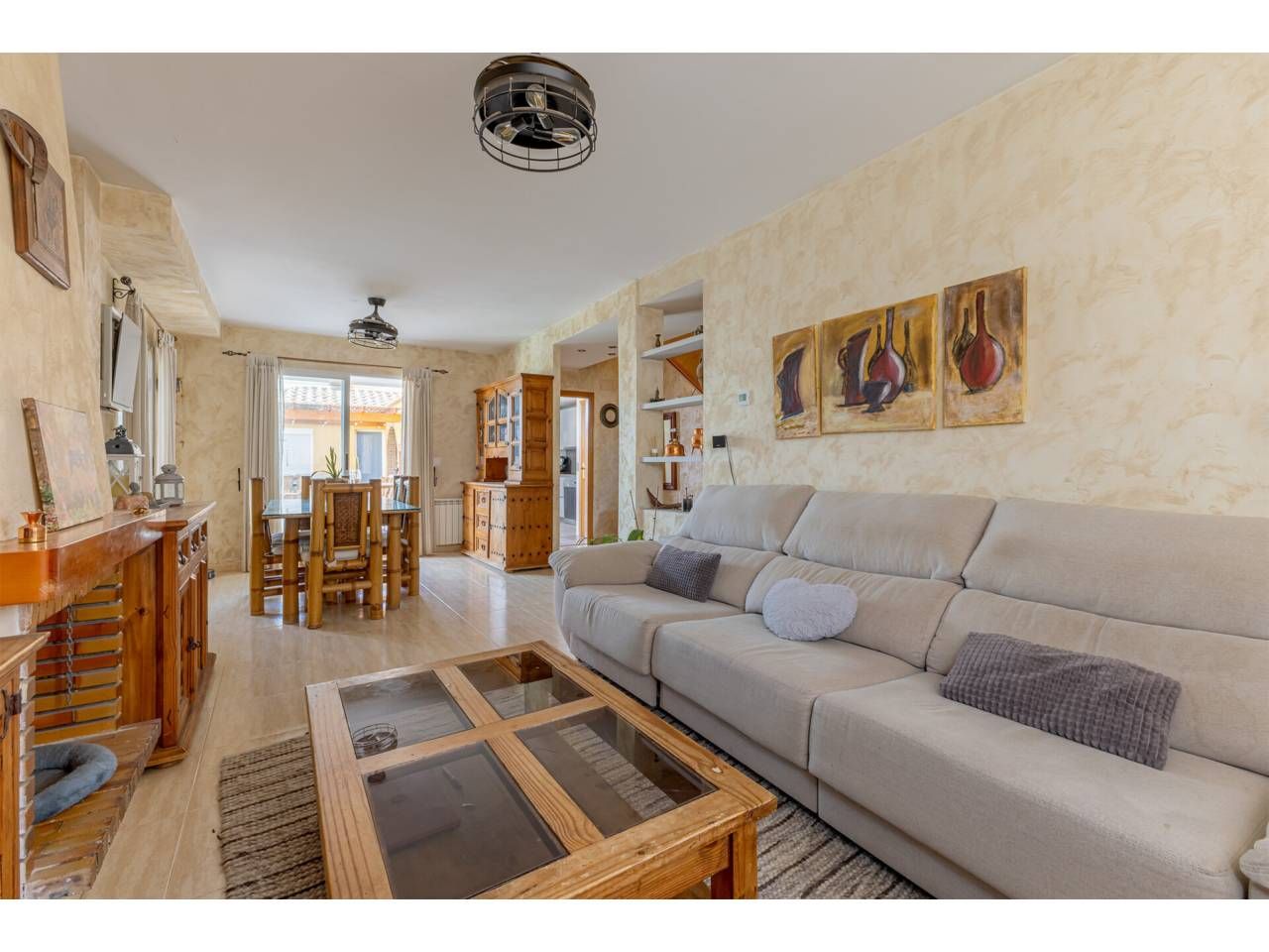 Sala d'estar de Casa adosada en venda en La Pobla de Vallbona amb Aire condicionat, Calefacció i Jardí privat