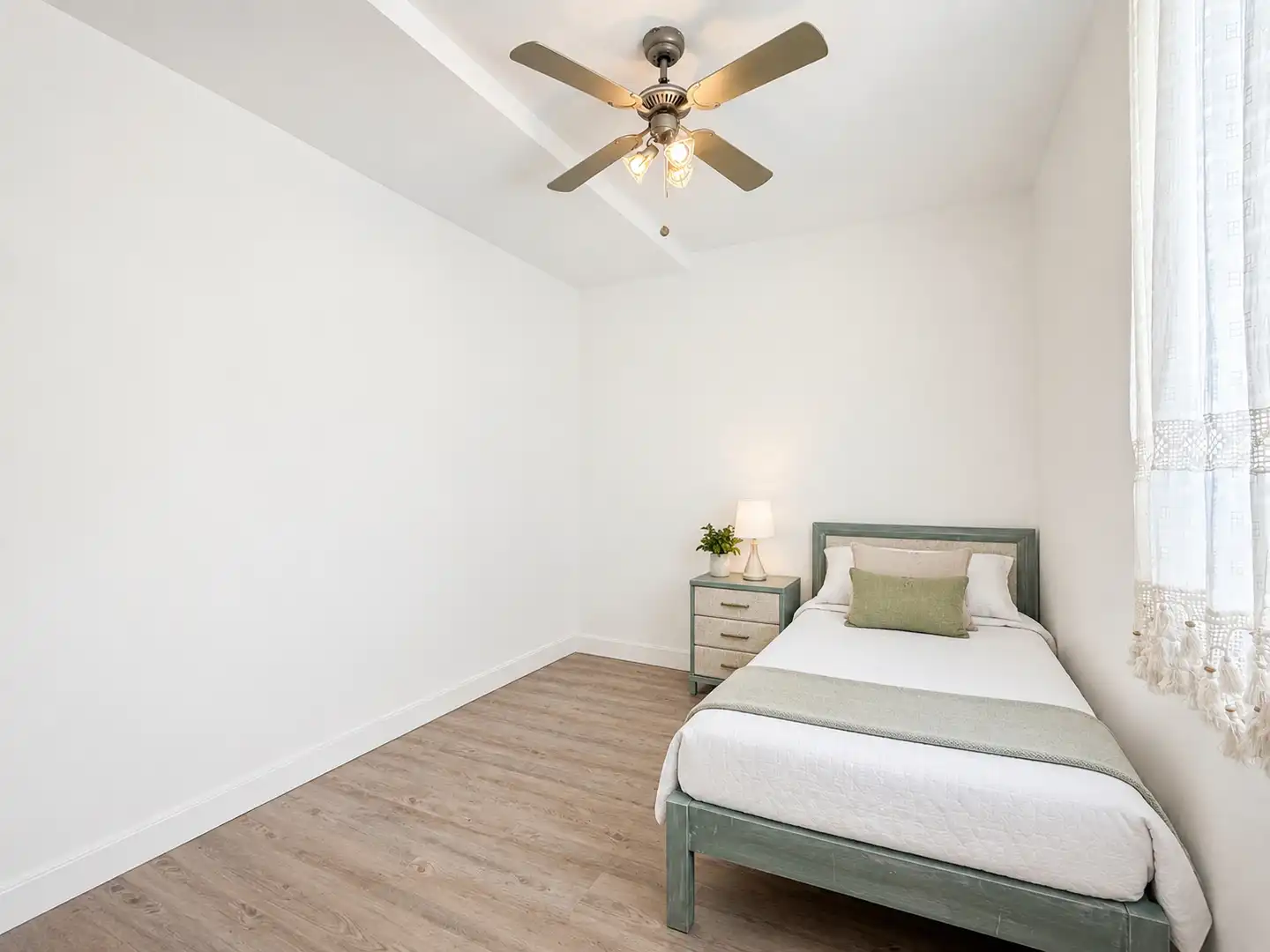 Bedroom of Flat for sale in La Pobla de Vallbona  with Air Conditioner, Furnished and Oven