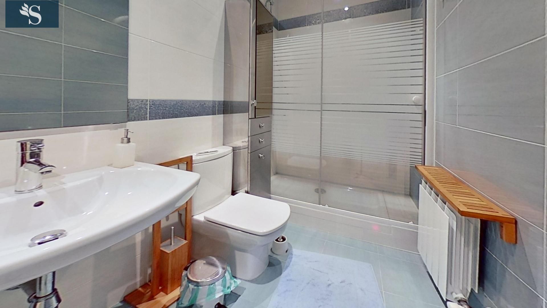 Bathroom of Flat to share in La Moraleja  with Heating, Private garden and Terrace