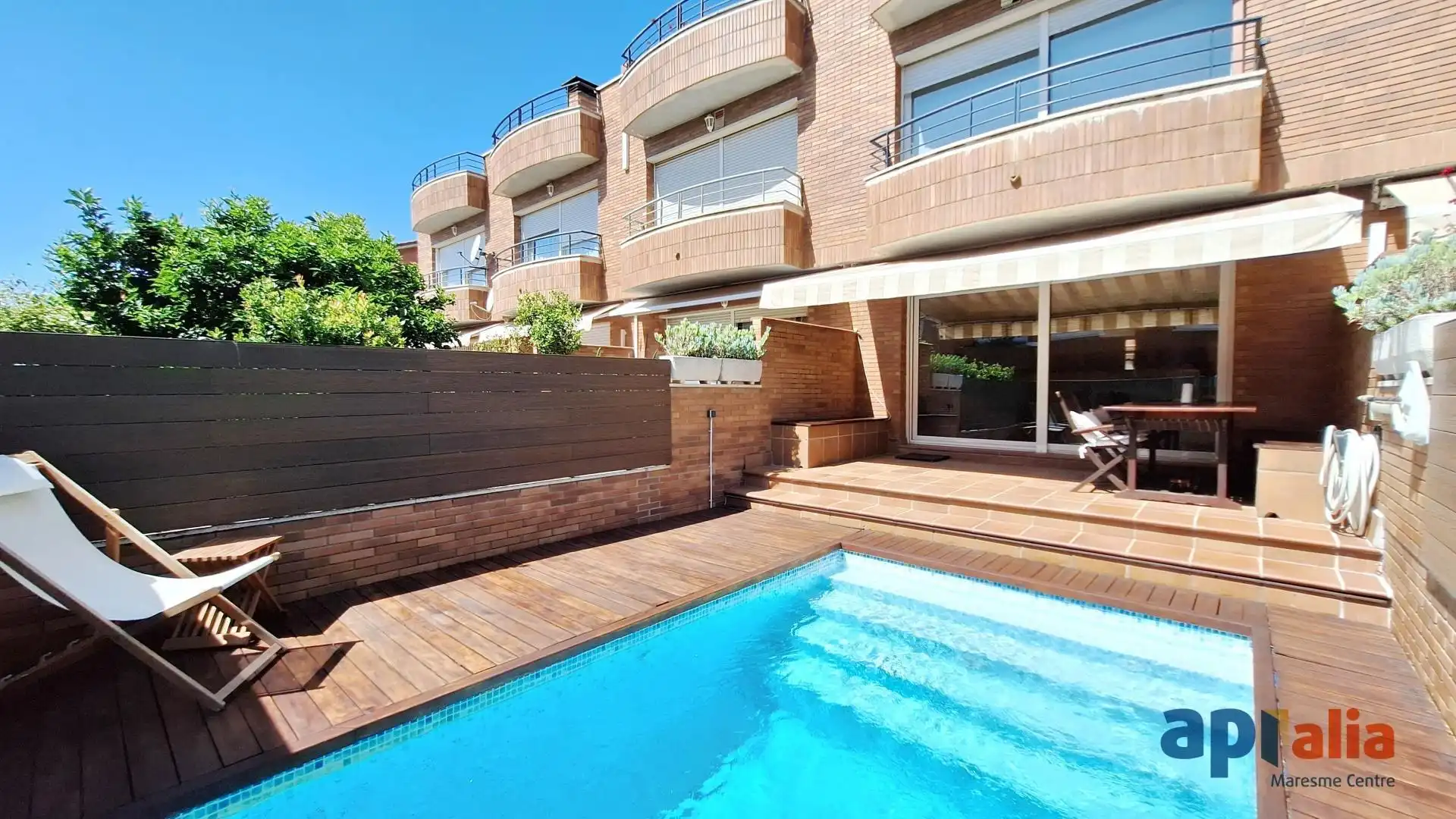 Schwimmbecken von Einfamilien-Reihenhaus zum Verkauf in Vilassar de Mar mit Klimaanlage, Heizung und Privatgarten