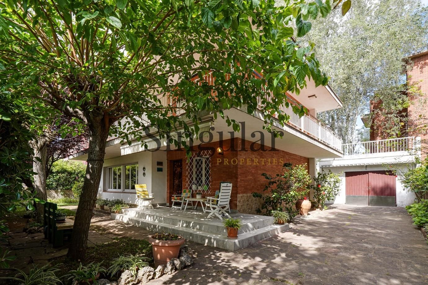 Vista exterior de Casa o xalet en venda en Castelldefels amb Jardí privat i Terrassa