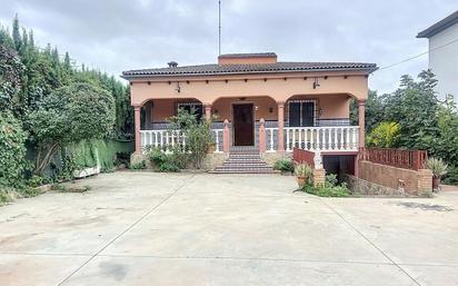 Vista exterior de Casa o xalet en venda en Lucena amb Jardí privat, Terrassa i Piscina comunitària