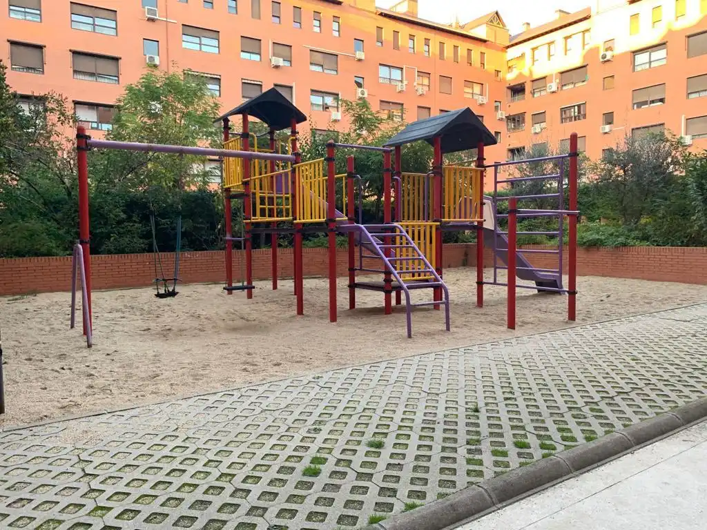 Parking of Flat for rent in Madrid  with Air Conditioner, Heating and Parquet flooring