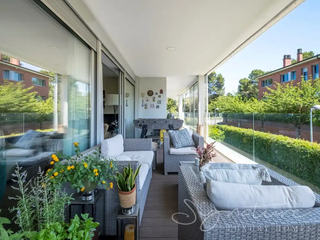 Terrassa de Pis en venda en Sant Cugat del Vallès amb Jardí privat, Piscina i Balcó
