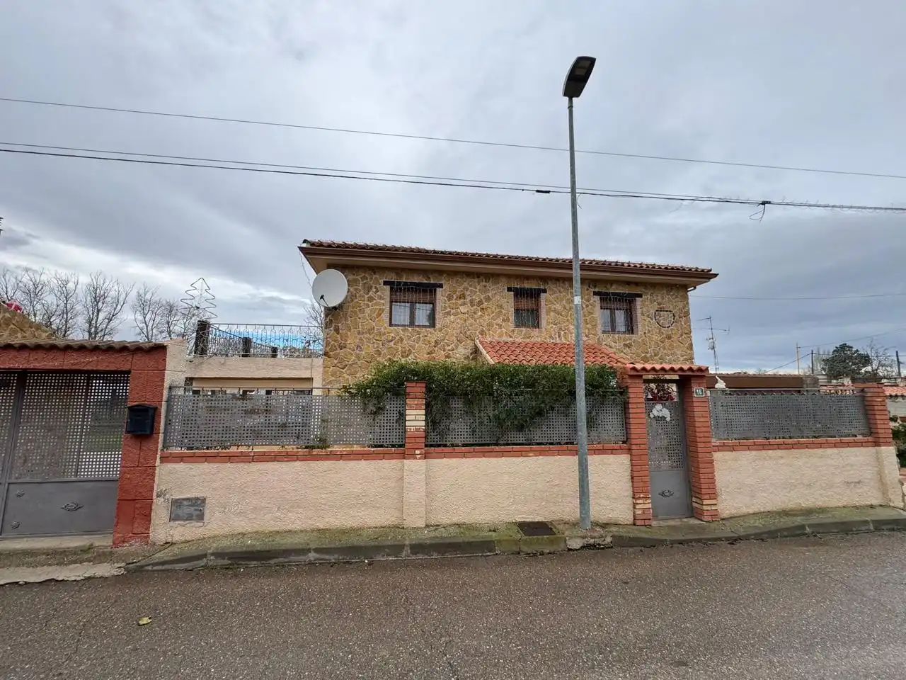Vista exterior de Casa o xalet en venda en Cadrete amb Aire condicionat, Calefacció i Jardí privat