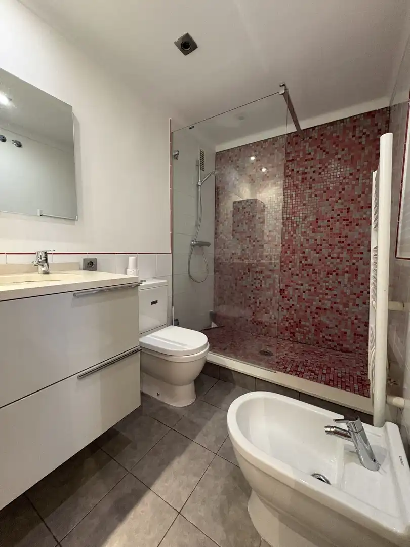 Badezimmer von Wohnung zur Miete in Girona mit Klimaanlage, Heizung und Möbliert
