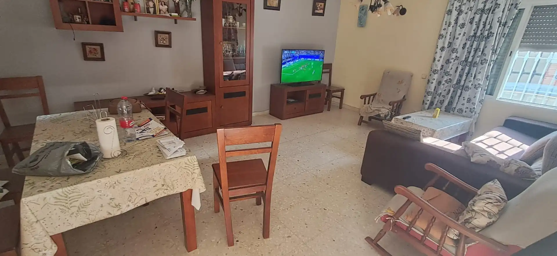 Sala d'estar de Casa adosada en venda en Utrera amb Aire condicionat, Traster i Moblat