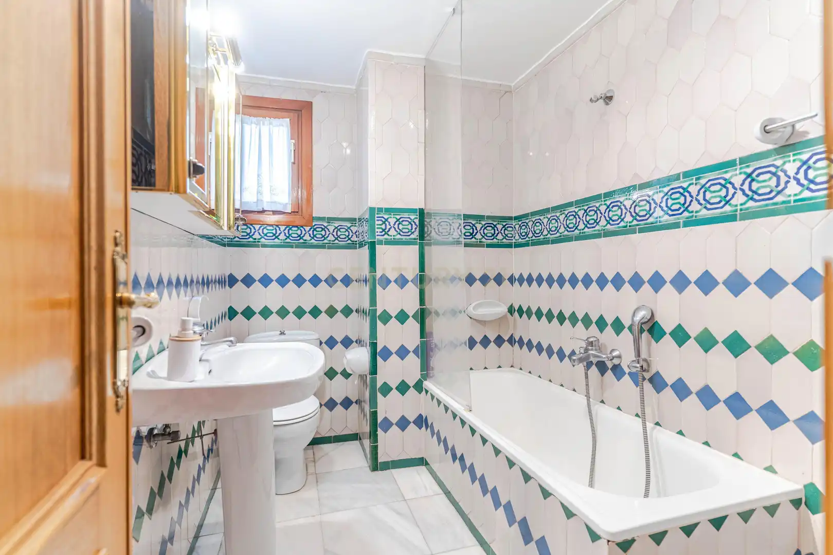 Baño de Dúplex en venta en Granada con Aire acondicionado, Jardín privado y Trastero