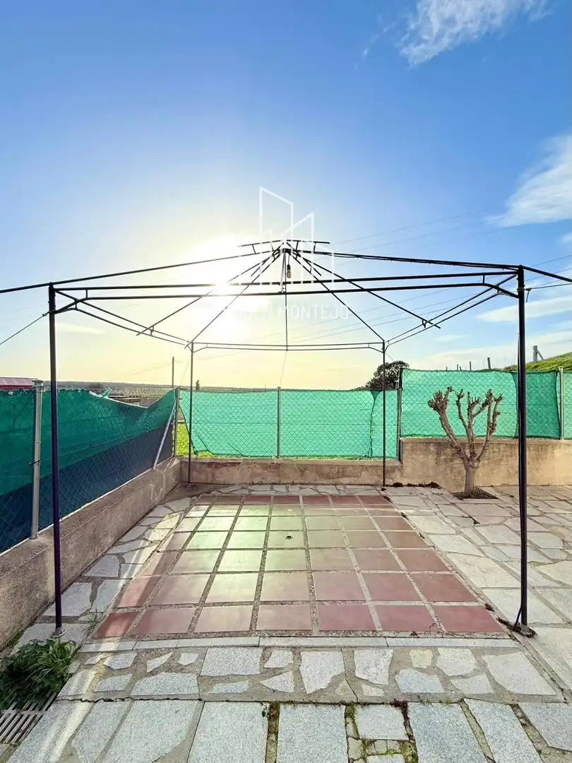 Terrasse von Einfamilien-Reihenhaus zum Verkauf in Matilla de los Caños del Río mit Heizung, Privatgarten und Terrasse