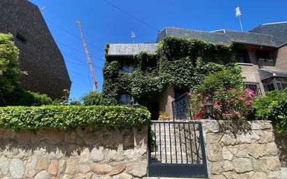 Exterior view of Single-family semi-detached for sale in  Madrid Capital  with Air Conditioner and Terrace