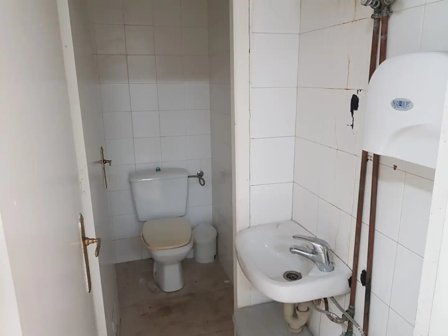 Bany de Local de lloguer en Los Corrales de Buelna  amb Aire condicionat