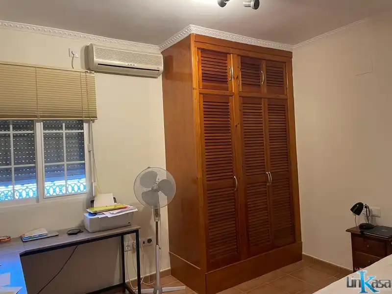 Dormitori de Casa o xalet en venda en Linares amb Jardí privat, Piscina i Moblat