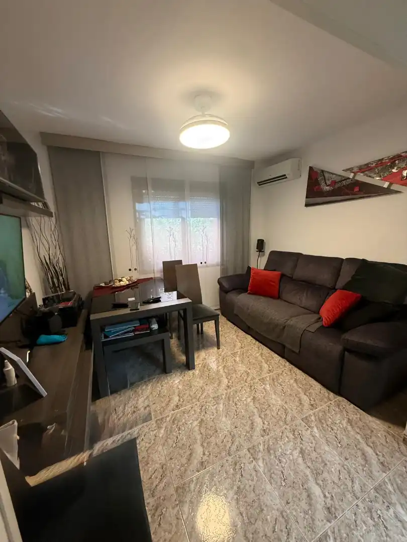 Sala de estar de Piso en venta en L'Hospitalet de Llobregat con Aire acondicionado, Calefacción y Amueblado