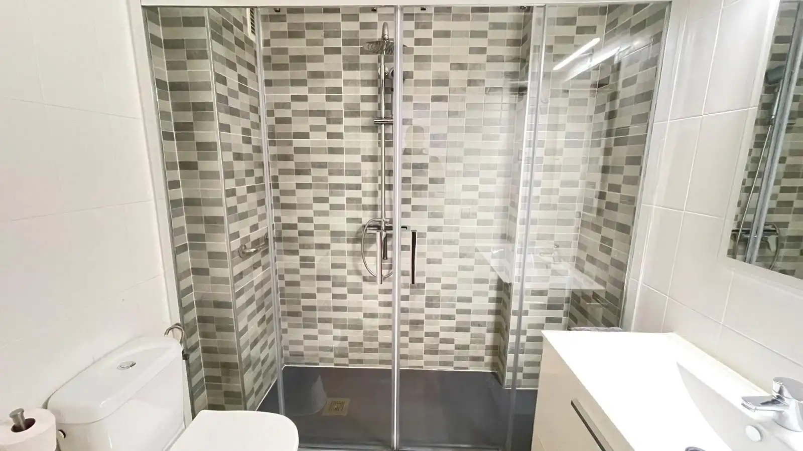 Baño de Apartamento en venta en Pineda de Mar con Aire acondicionado, Amueblado y Piscina comunitaria