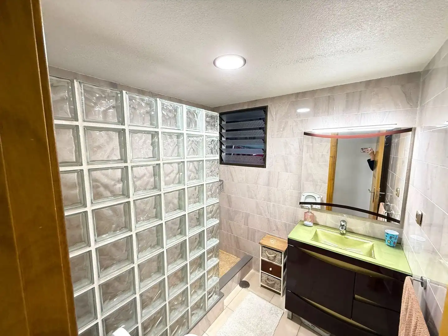 Baño de Apartamento de alquiler en Torrevieja con Aire acondicionado, Terraza y Amueblado
