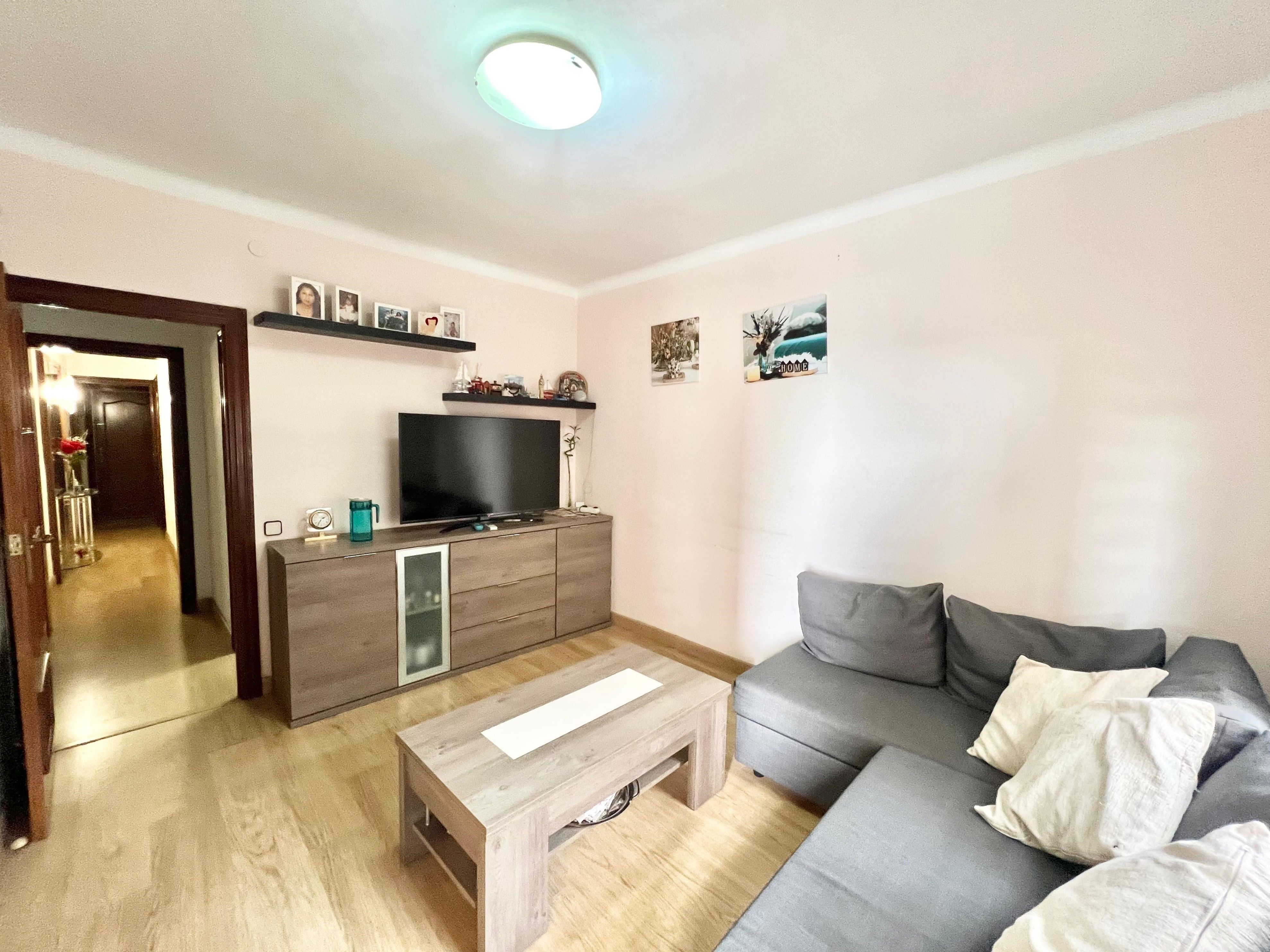 Sala de estar de Piso en venta en L'Hospitalet de Llobregat con Balcón
