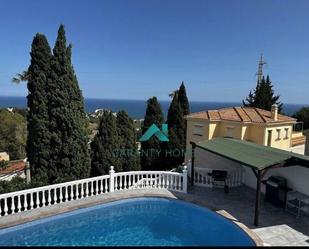 Vista exterior de Casa o xalet de lloguer en Benalmádena amb Aire condicionat, Terrassa i Piscina