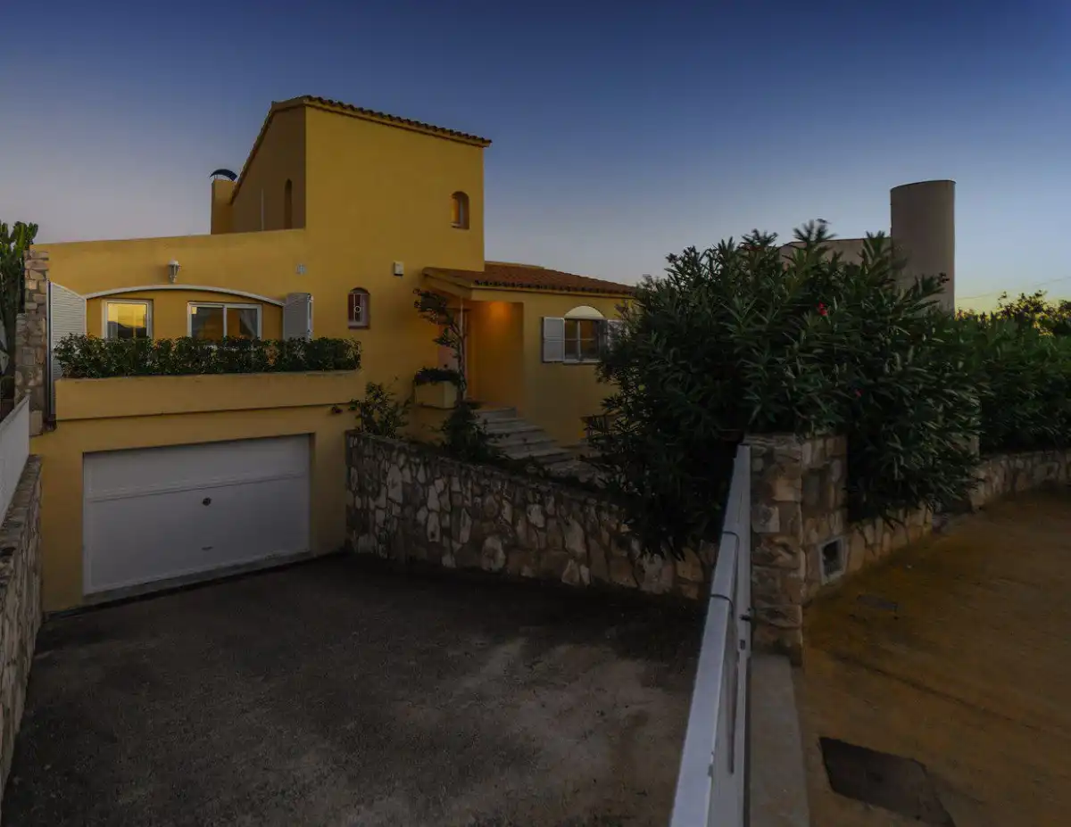 Vista exterior de Casa o xalet en venda en L'Ametlla de Mar  amb Aire condicionat, Calefacció i Jardí privat