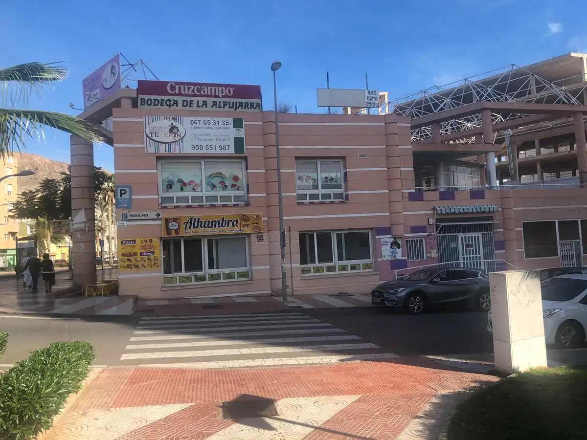 Local comercial en venta en Paseo de los Sauces, imagen 2