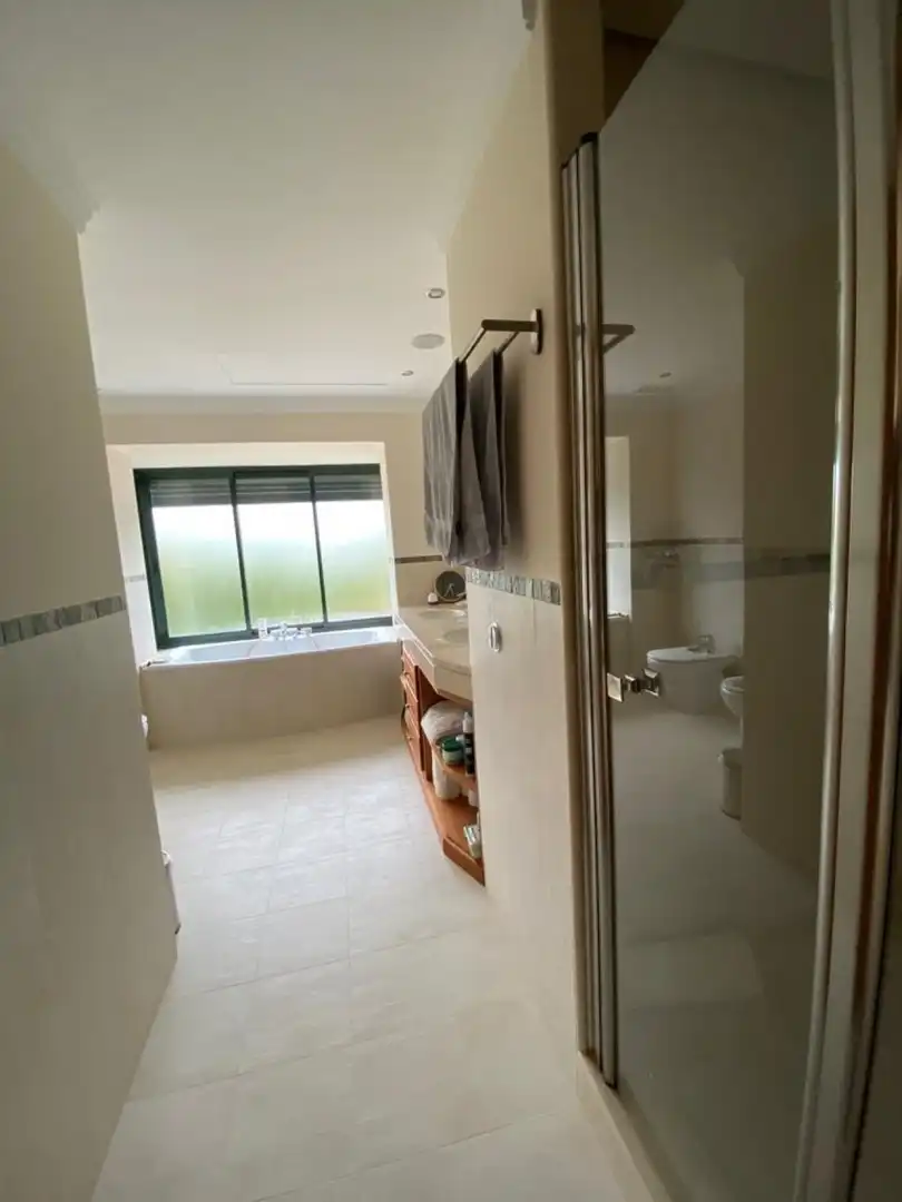 Bany de Casa o xalet en venda en Arcos de la Frontera amb Aire condicionat, Calefacció i Jardí privat