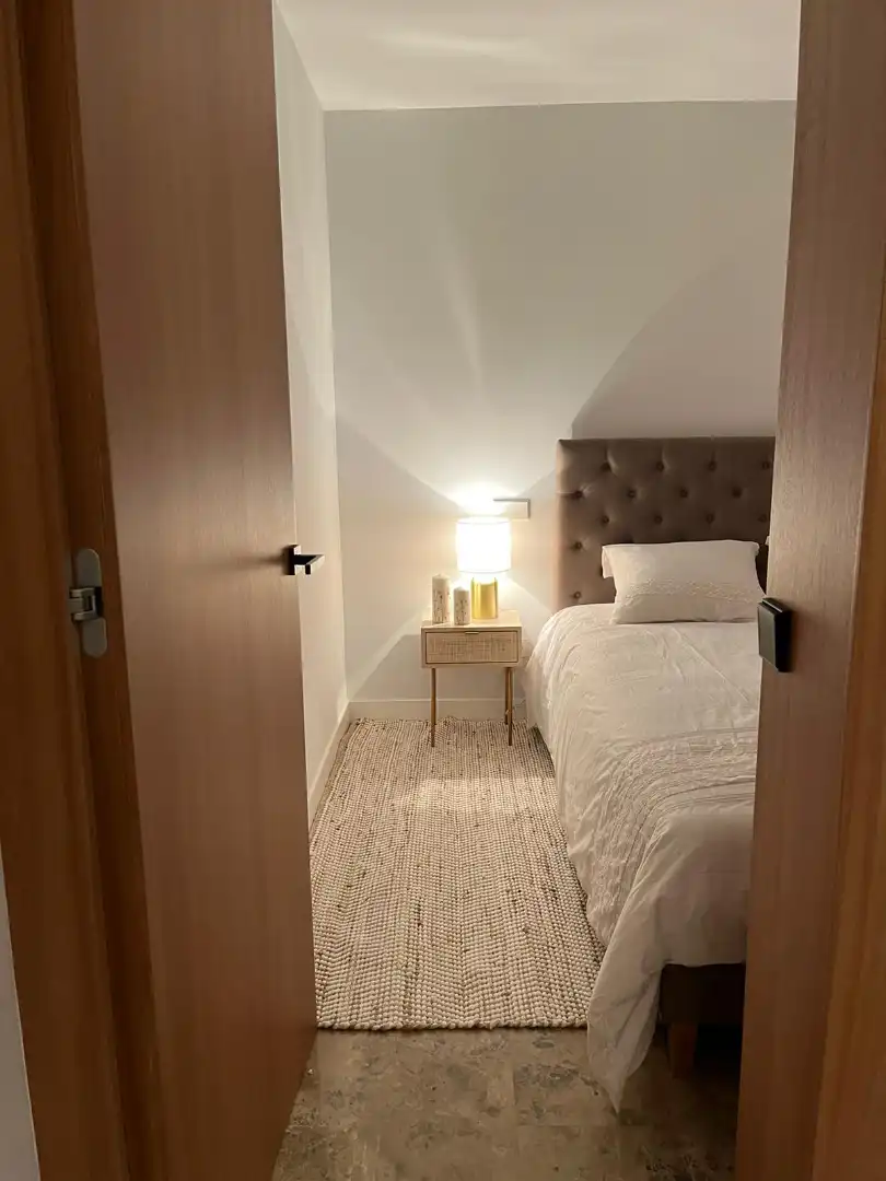 Dormitori de Apartament de lloguer en Madrid amb Aire condicionat, Calefacció i Moblat