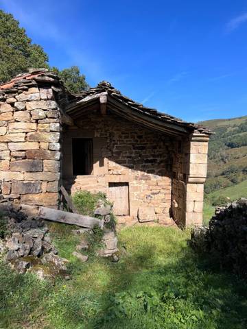 Casa-chalet en Venta en San Pedro del Romeral - Barrio Rosario, Bustiyerro en San Pedro del Romeral