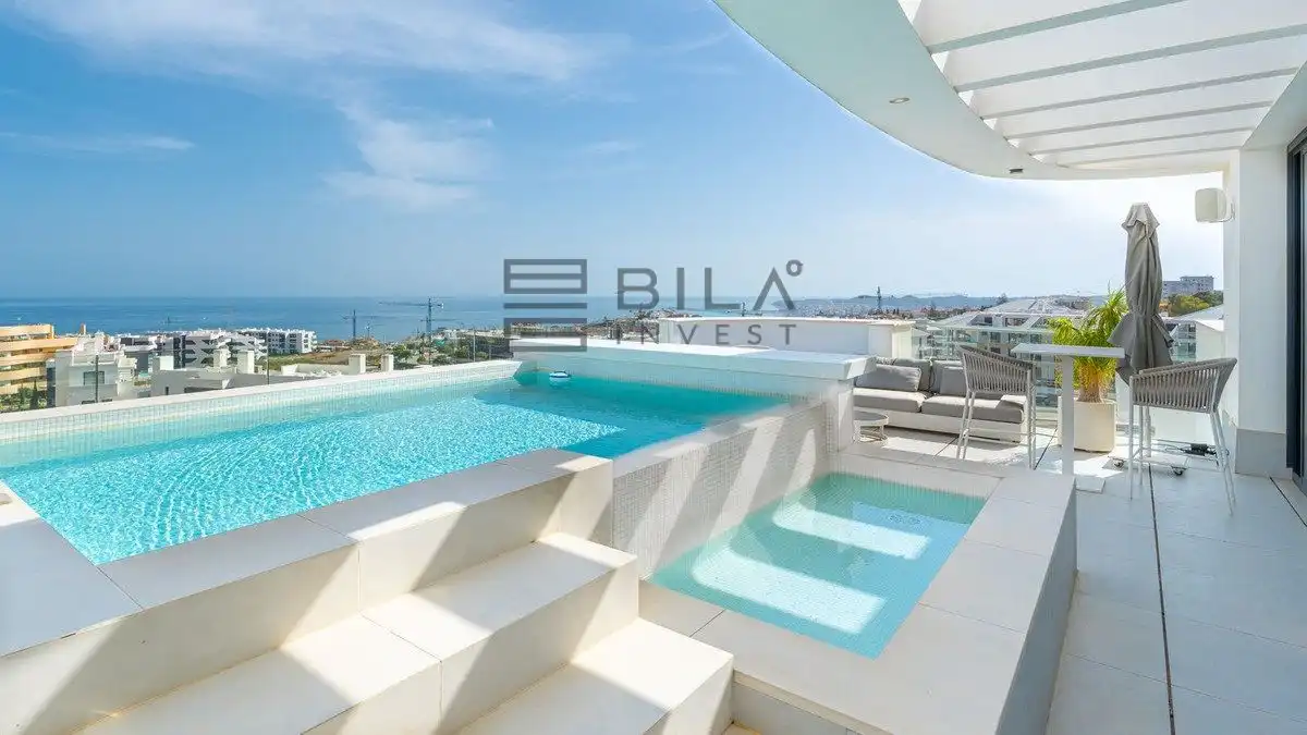 Ático con piscina en venta en Higuerón West