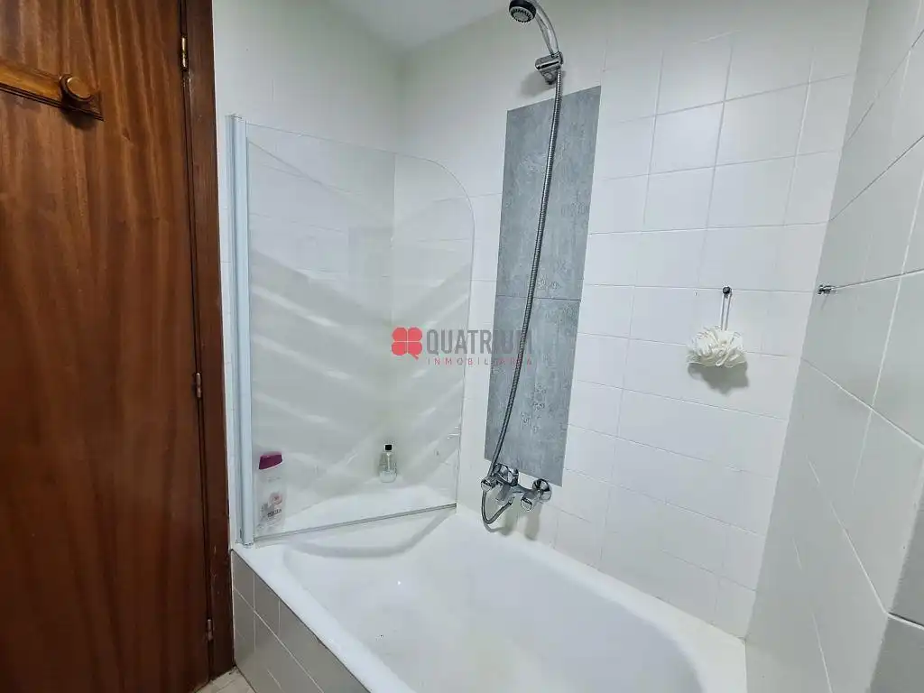 Bathroom of Flat for rent in Santiago de Compostela   with Furnished