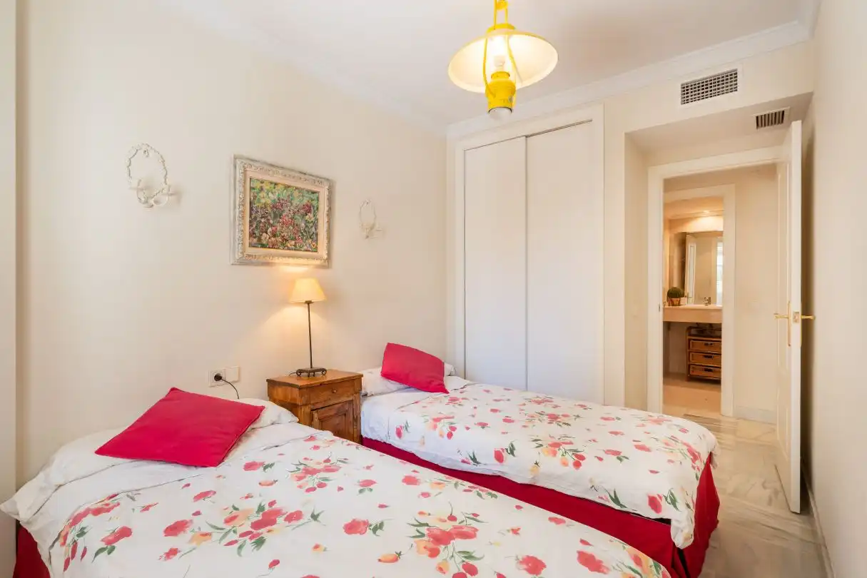Schlafzimmer von Wohnung zum Verkauf in Marbella mit Klimaanlage, Heizung und Privatgarten