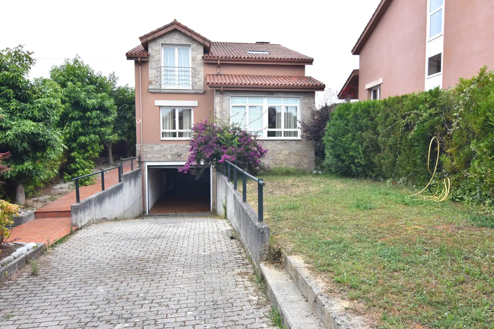 Vista exterior de Casa o chalet en venta en Miño con Calefacción, Jardín privado y Parquet