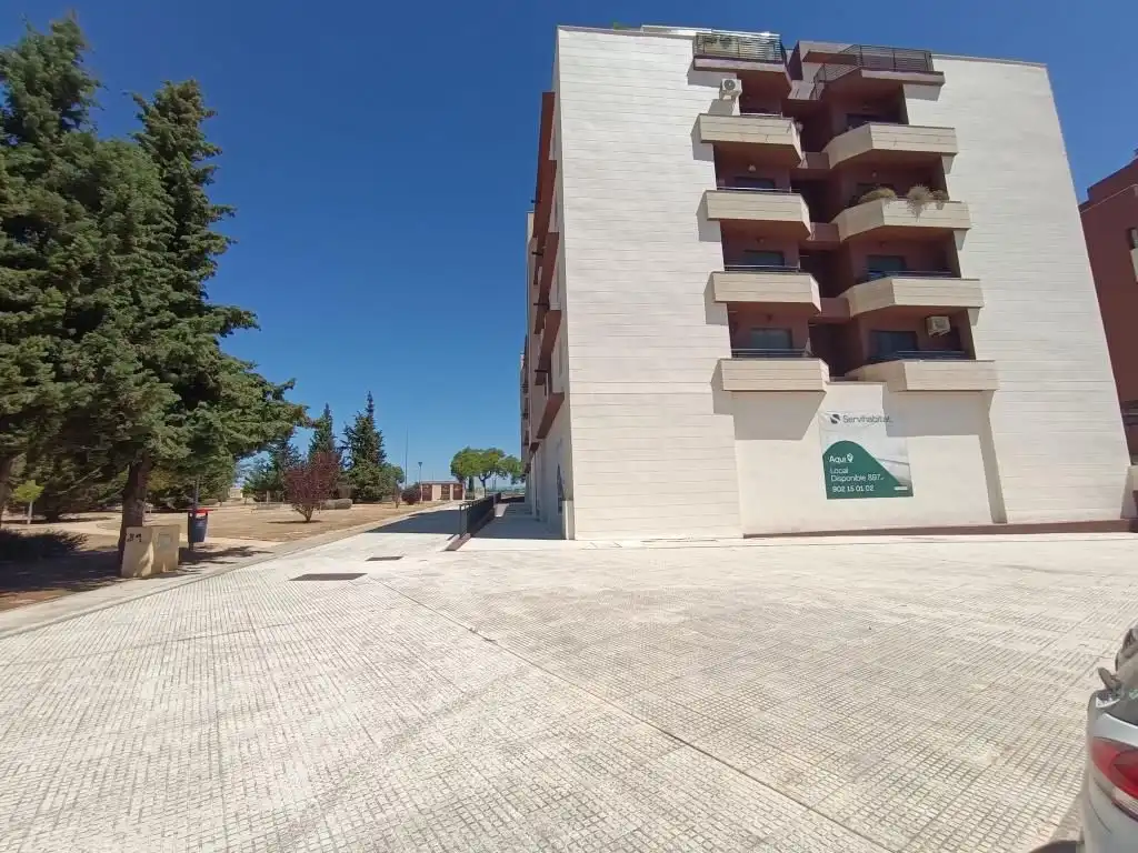 Vista exterior de Local en venta en Casco Antiguo