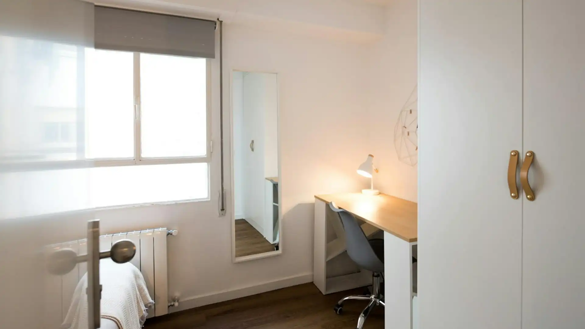 Dormitori de Pis per a compartir en  Valencia Capital amb Aire condicionat, Moblat i TV