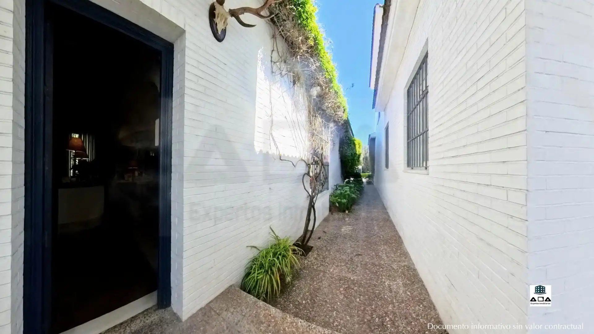 Vista exterior de Casa o xalet en venda en Jerez de la Frontera amb Aire condicionat, Calefacció i Jardí privat