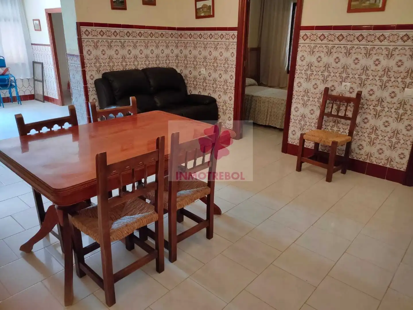 Menjador de Casa o xalet en venda en Alanís amb Jardí privat, Terrassa i Traster