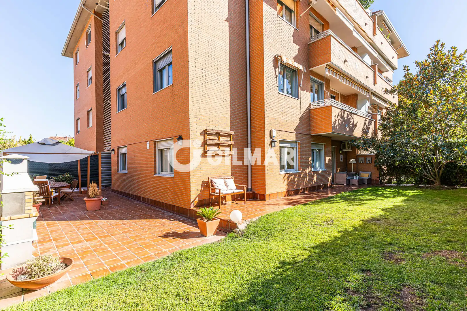 Baixos amb piscina en venda a Sector B