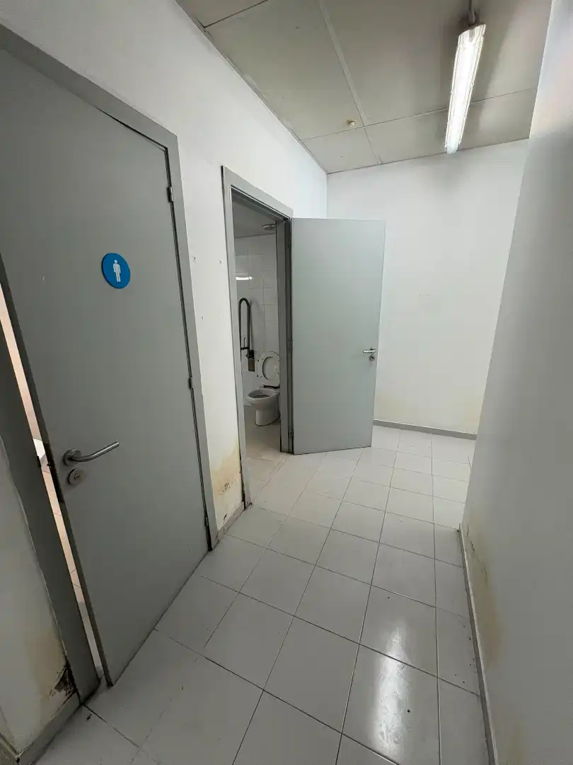 Bathroom of Commercial properties for rent in Girona  with Air Conditioner and Parquet flooring