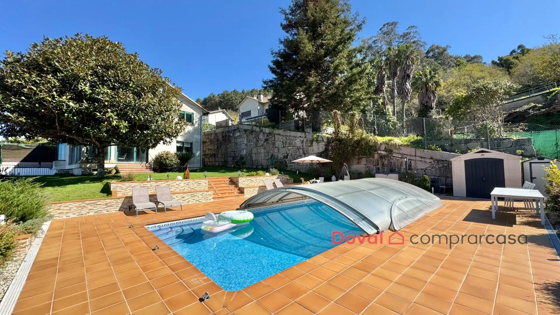Piscina de Casa o xalet en venda en Vigo  amb Aire condicionat, Calefacció i Jardí privat
