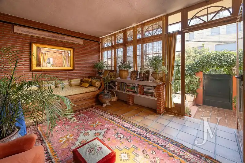 Sala d'estar de Casa adosada en venda en Madrid amb Calefacció, Jardí privat i Terrassa