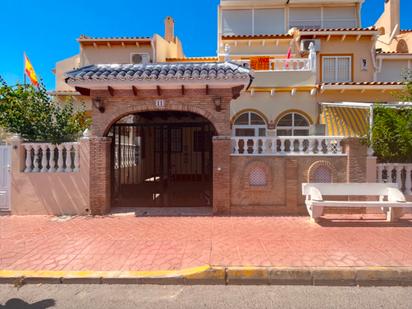 Vista exterior de Dúplex en venda en Orihuela amb Aire condicionat, Terrassa i Piscina
