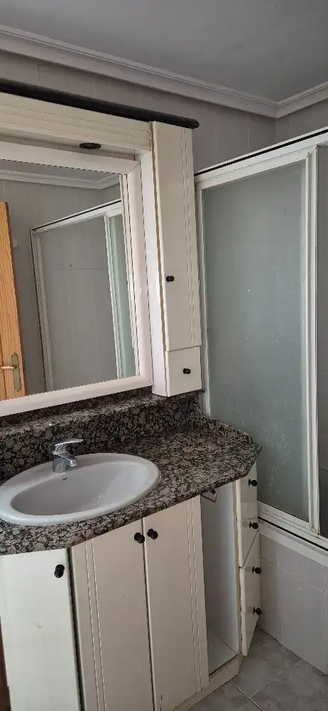 Baño de Piso en venta en Albacete con Calefacción, Trastero y Balcón