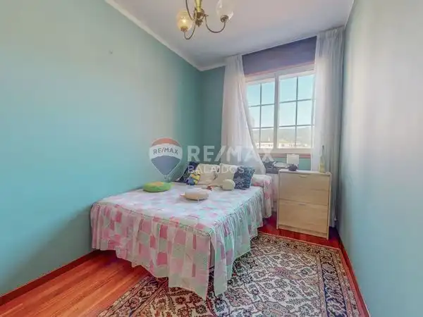 Dormitori de Casa adosada en venda en Cangas  amb Calefacció, Jardí privat i Parquet
